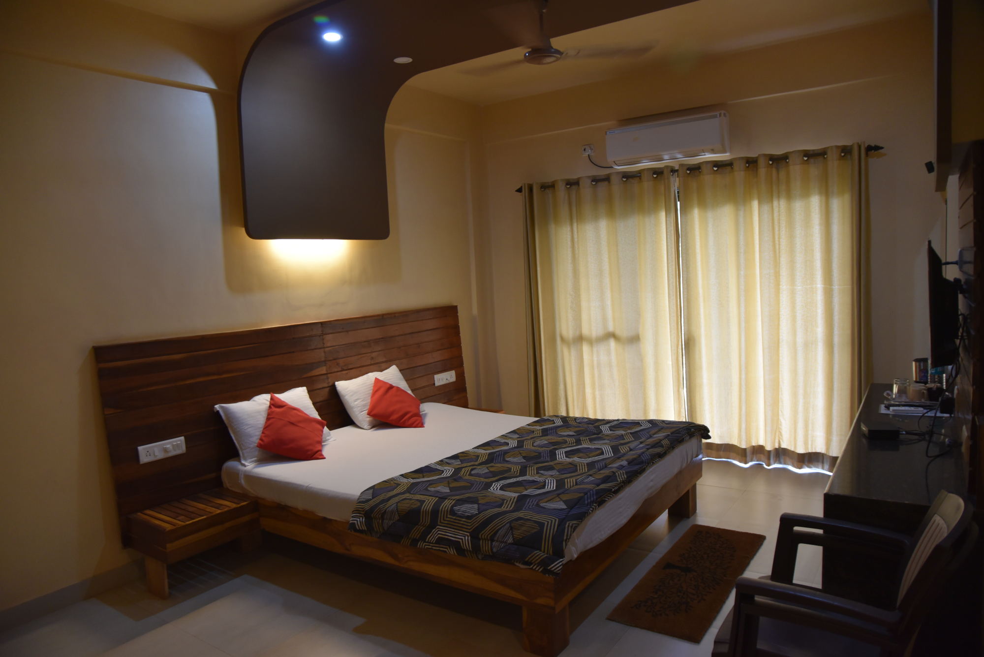 restaurant and bar in murud